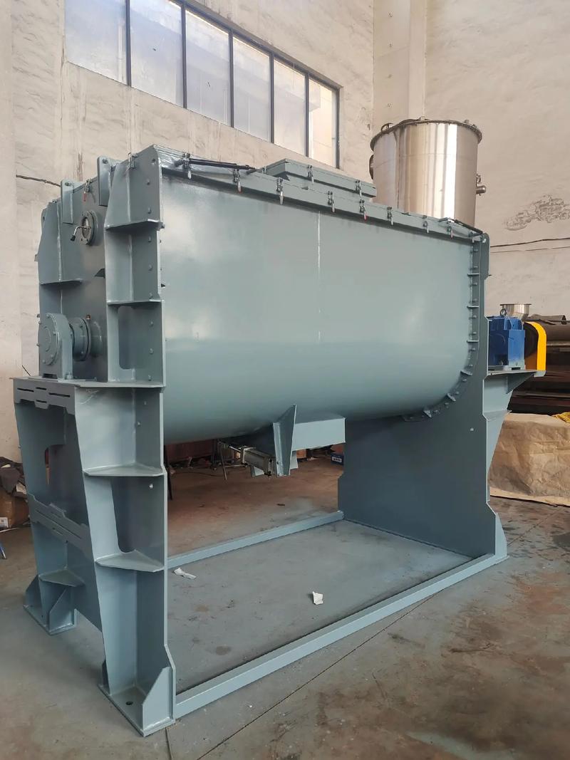 卧式螺带混合机.3立方有机肥混合设备制作完毕,装车发货